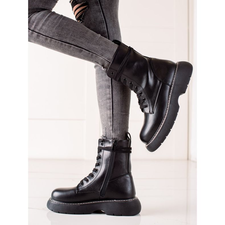 TRENDI Mustat laukut alustalla 1