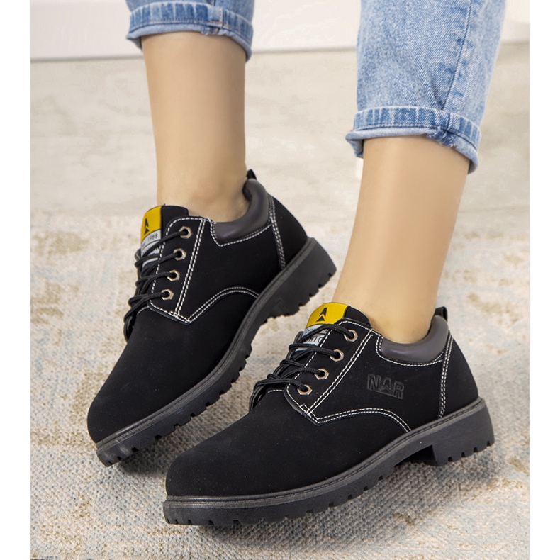 Mustat kengät paksussa Pelland-pohjassa 2