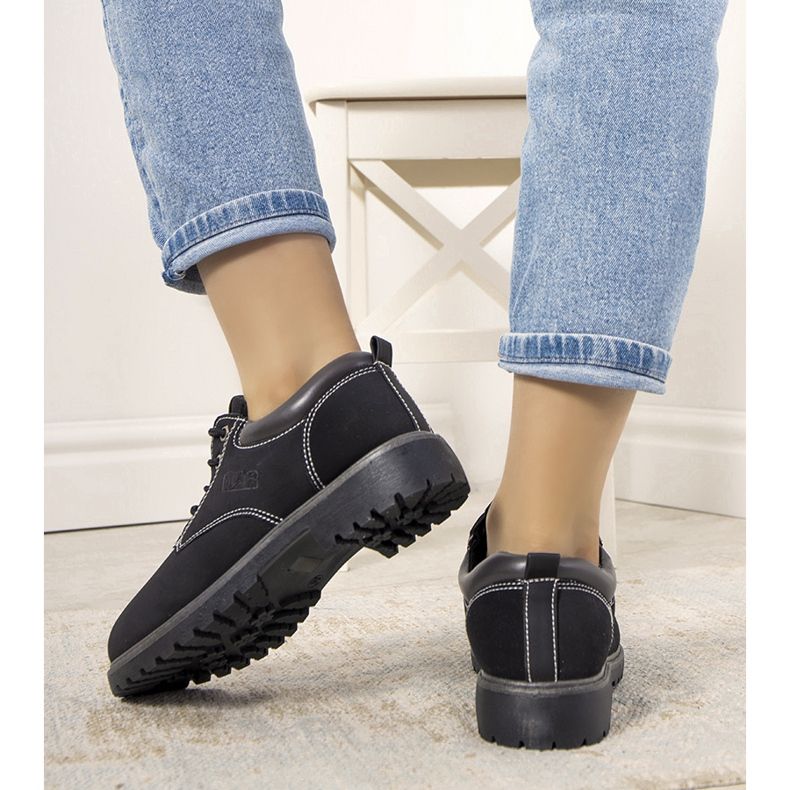 Mustat kengät paksussa Pelland-pohjassa 1