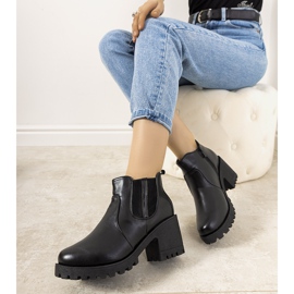 Mustat eristetyt saappaat Bevis-tolppassa 1