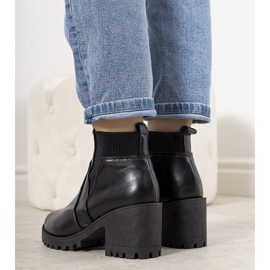 Mustat eristetyt saappaat Ruel-tolppassa 1