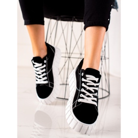 TRENDI Mustat lenkkarit lavalla 1