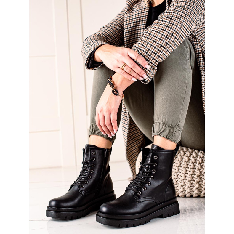 Klassiset eristetyt laitteet musta 1