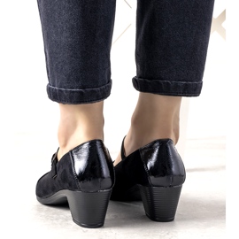 Mustat pumput pylväässä, jossa on lakattu jälkiruoka varvas 1