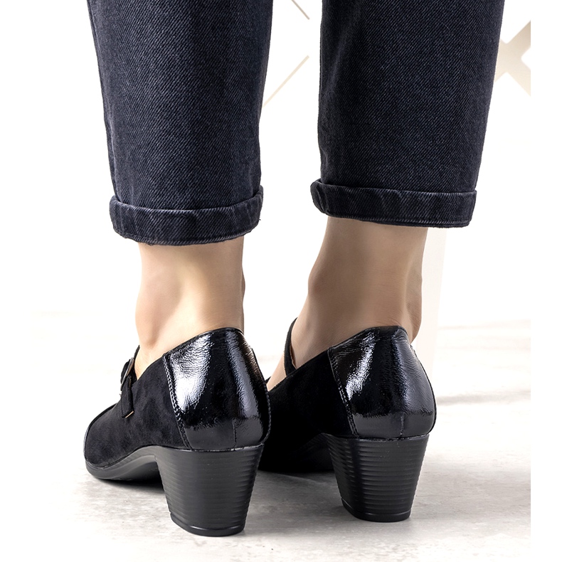 Mustat pumput pylväässä, jossa on lakattu jälkiruoka varvas 1