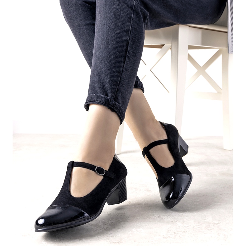 Mustat pumput pylväässä, jossa on lakattu jälkiruoka varvas 2