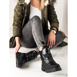 Weide Mustat lumisaappaat liukusäätimessä 2