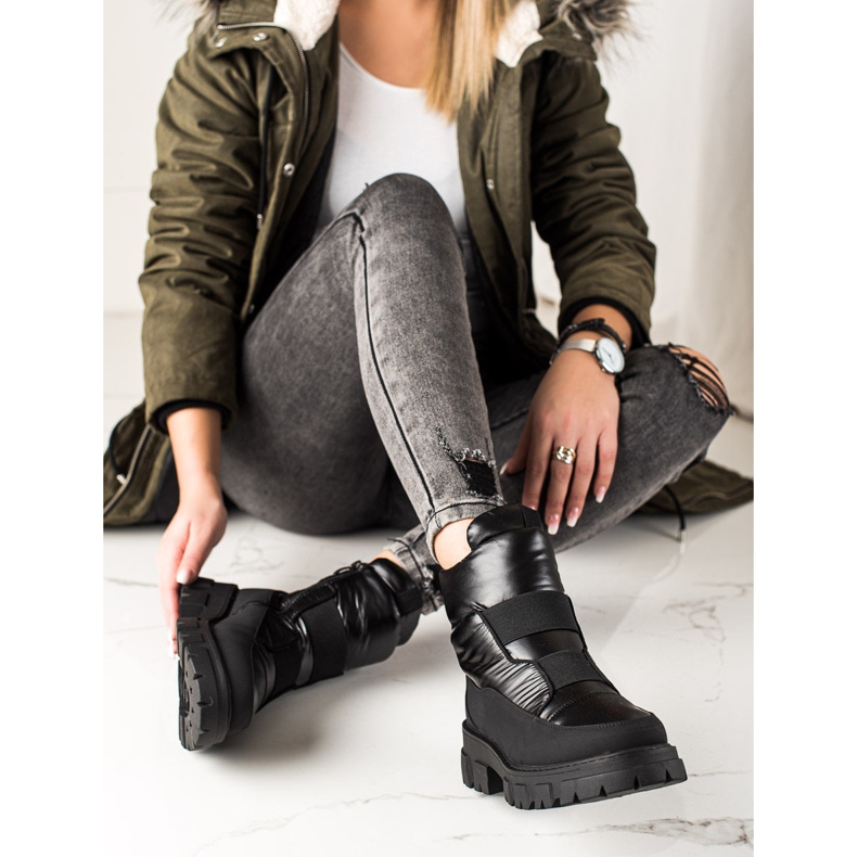 Weide Mustat lumisaappaat liukusäätimessä 2