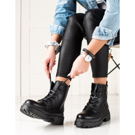 TRENDI Mustat trapperit vetoketjulla 2