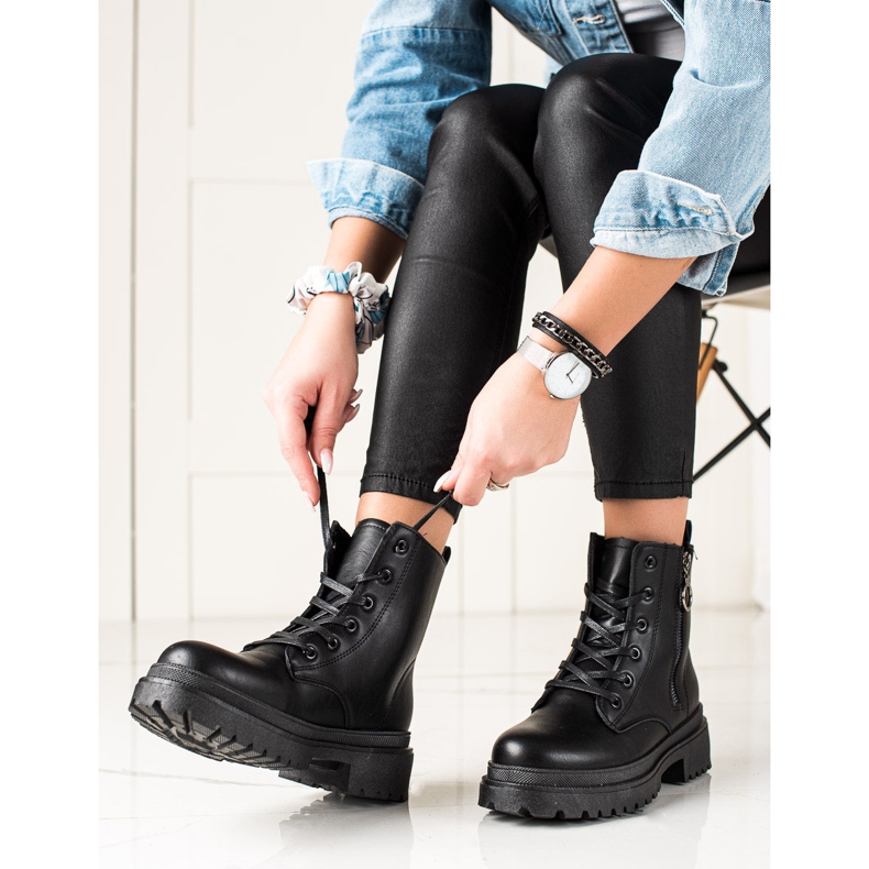 TRENDI Mustat trapperit vetoketjulla 2