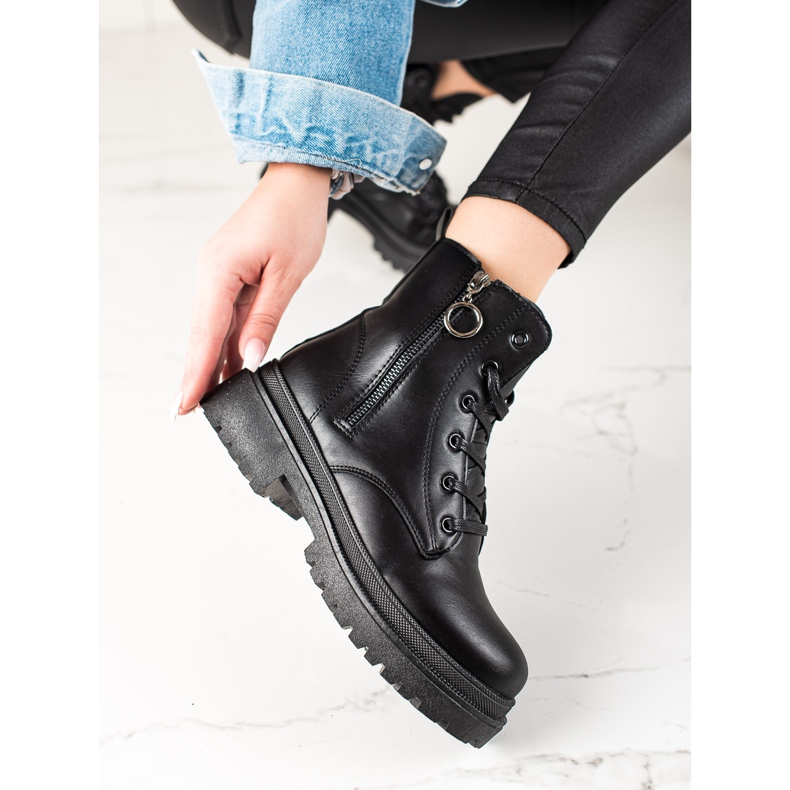 TRENDI Mustat trapperit vetoketjulla 1