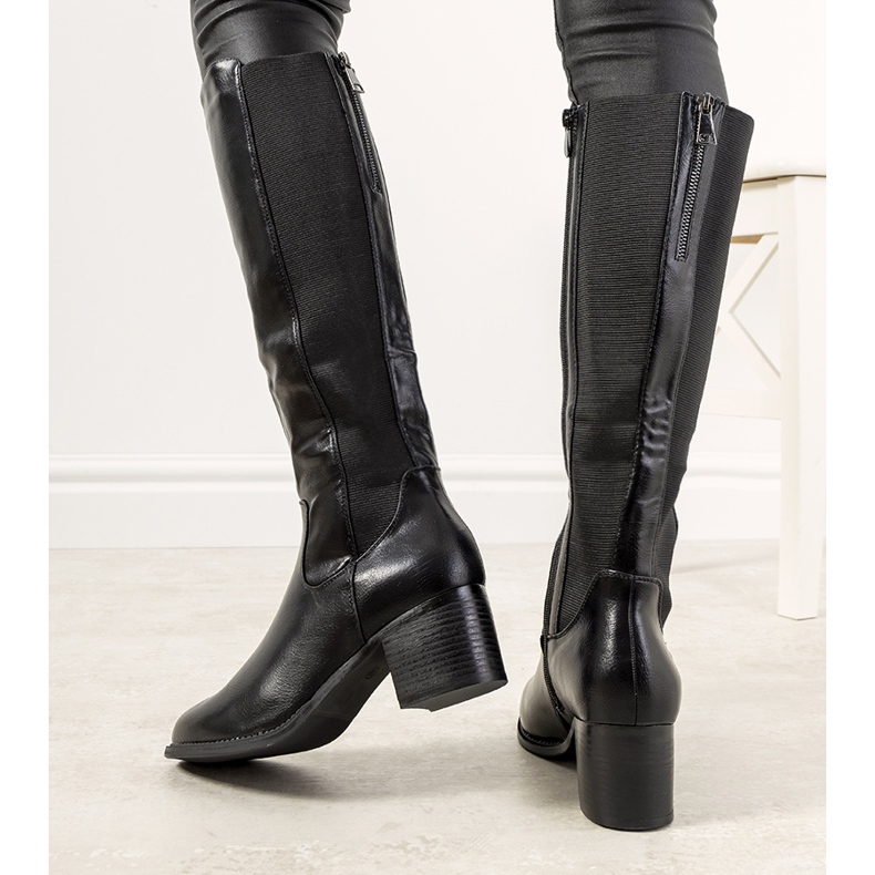 Mustat saappaat eristetyssä Jurado-pylväässä 1