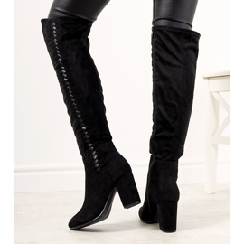 Mustat saappaat eristetyssä Menas-tolppassa 1