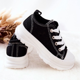 FR1 Lasten tennarit mustavalkoisella matka-aikaalustalla 1