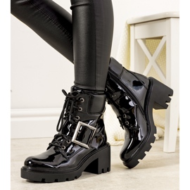 Mustat eristetyt kiiltonahkaiset saappaat Stradalta 1