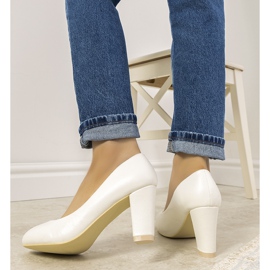 Valkoiset pumput Unos-pylväässä valkoinen 1