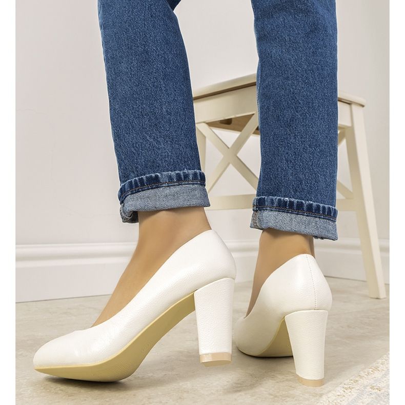 Valkoiset pumput Unos-pylväässä valkoinen 1