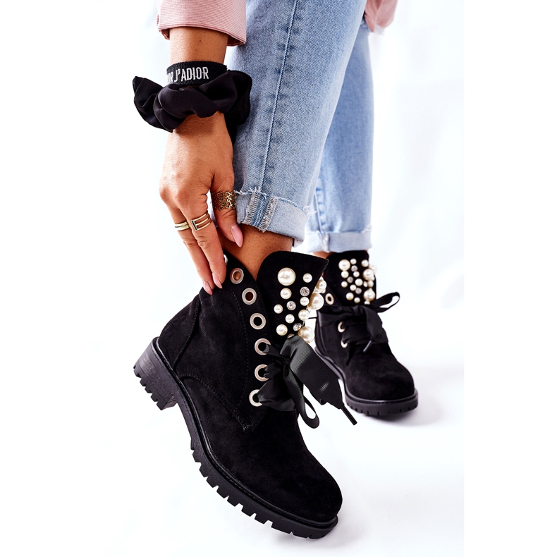 FI1 Mokkanahkaiset helmet ja musta Perla -nauha 1