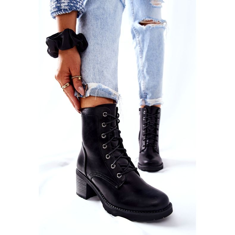 PE1 Lämpimät mustat Nerynis-saappaat, jotka on sidottu postiin 5