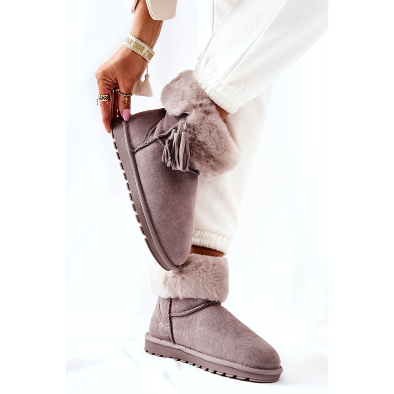 Naisten lumikolku, joka on eristetty harmaalla reunalla 4