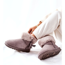 Naisten lumikolku, joka on eristetty harmaalla reunalla 1