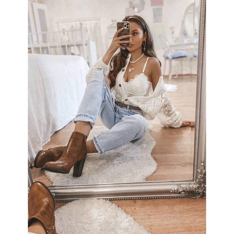 Ruskeat nilkkurit Zahara-tolppassa 1