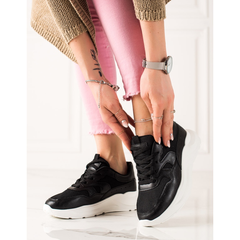 TRENDI Klassiset mustat lenkkarit 2