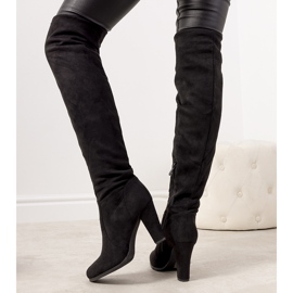 Mustat saappaat eristetyn Licurgon pylväässä 1