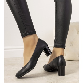 Mustat pumput Fidel-postissa 1