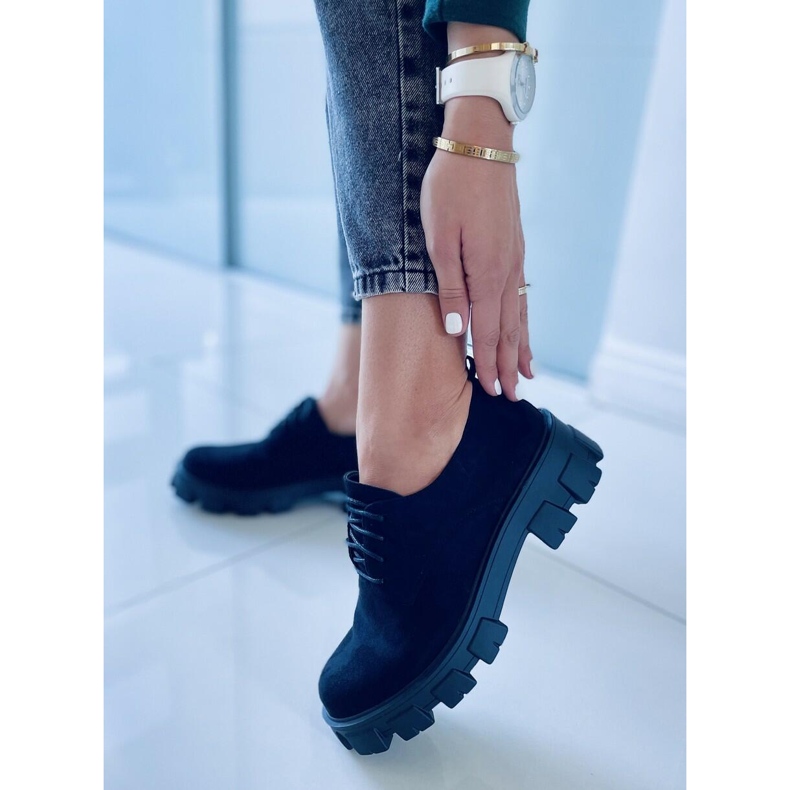 Kengät paksussa Apollon mustassa pohjassa 1