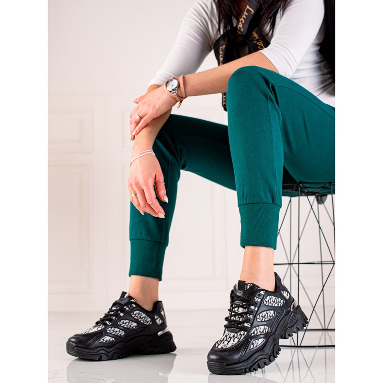 TRENDI Mustat lenkkarit lavalla 1