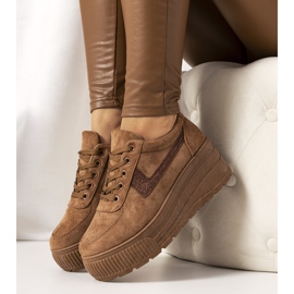 Ruskeat lenkkarit korkealla kasvitieteellisellä pohjalla 1