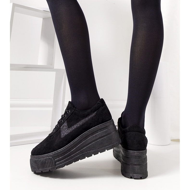 Mustat lenkkarit korkealla kasvitieteellisellä pohjalla 1