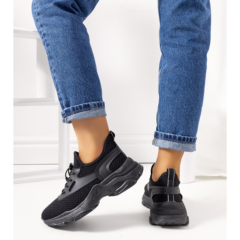 Mustat Barnes lenkkarit 1