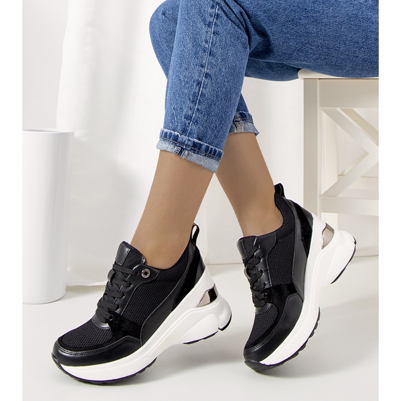 Mustat lenkkarit Cleveland Wedgessä 1