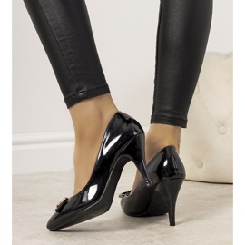 Beige pumput arvokkaalla stiletto -kantapäällä musta 1