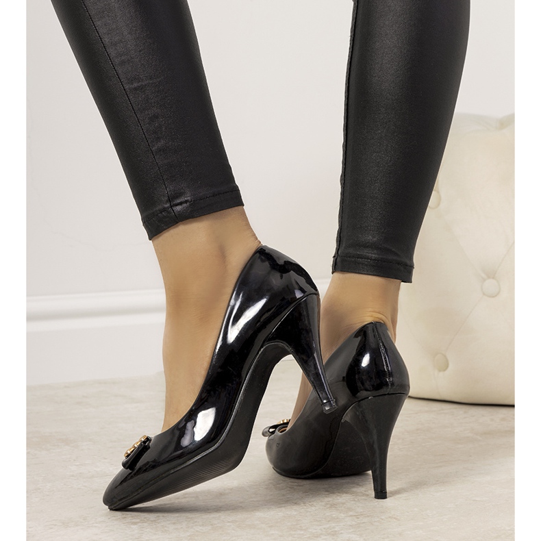 Beige pumput arvokkaalla stiletto -kantapäällä musta 1