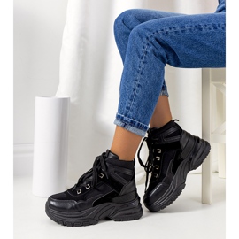 Muncyn mustat tennarit 1