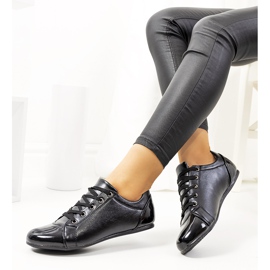 Parady mustat kengät lakatulla kärjellä 1