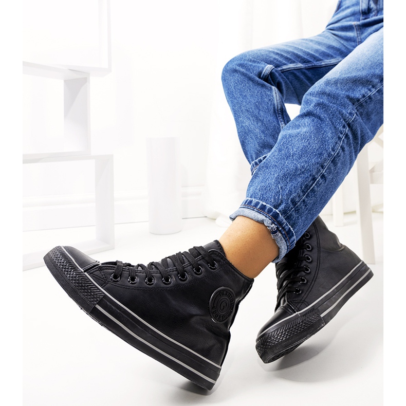 Laden mustat, eristetyt nilkkakorkeat lenkkarit 1