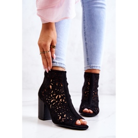 FB1 Mustat harjakattoiset saappaat Post Bretagnessa 1