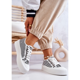 FB2 Matalat tennarit alustalla Mustavalkoinen Mischa 2