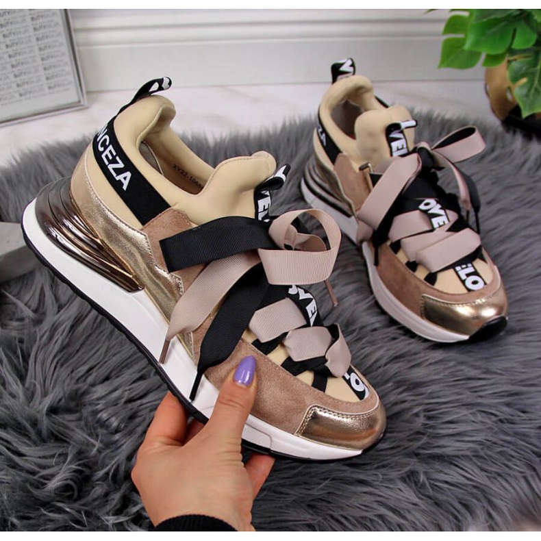 Lenkkarit, joissa teksti Vinceza W JAN49A beige 1