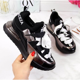 Mustat lenkkarit, joissa Vinceza W JAN49B -merkinnät 1