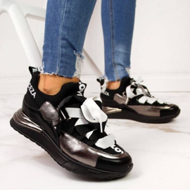 Mustat lenkkarit, joissa Vinceza W JAN49B -merkinnät 2