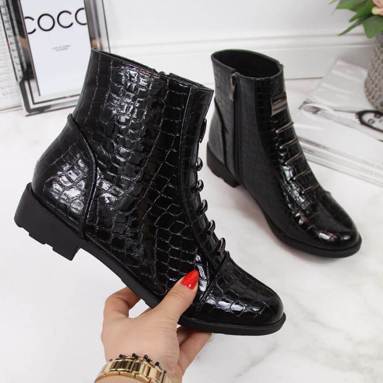 Saappaat, joissa on käärmeen koristelu Filippo W PAW288A musta valkoinen 1