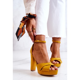 FM1 Suede Sandaalit On A Post Keltainen Lanelle 2