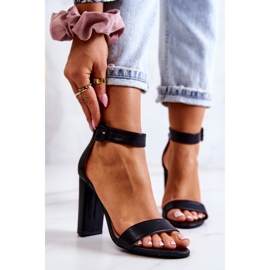 Georgina Mustat sandaalit korkokengissä 2