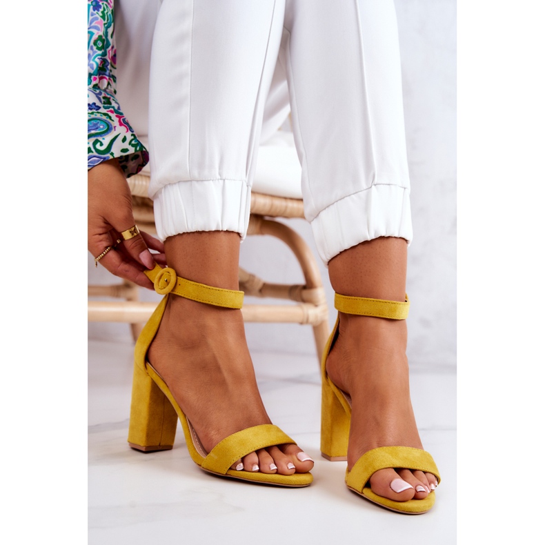 FB2 Keltainen Hattie Suede Sandaalit baarissa 1