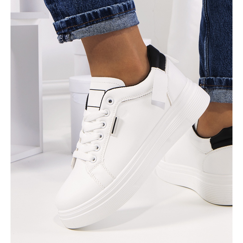 Valkoiset lenkkarit Perales-alustalla valkoinen 1